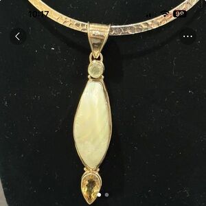 Elegant Gold and Cream Pendant Necklace